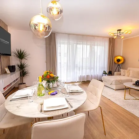 Luxx Bc, Zentral - Fuer 4 Personen - Balkon - Parken - Voll Ausgestattete Kueche Apartment *
