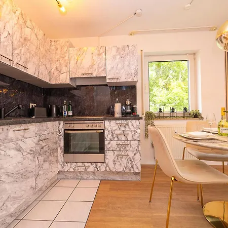 Luxx Bc, Zentral - Balkon - Parkplatz - Voll Ausgestattete Kueche Appartement *